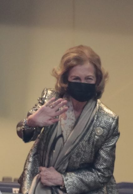 Do&ntilde;a Sof&iacute;a, saludando./Gtres