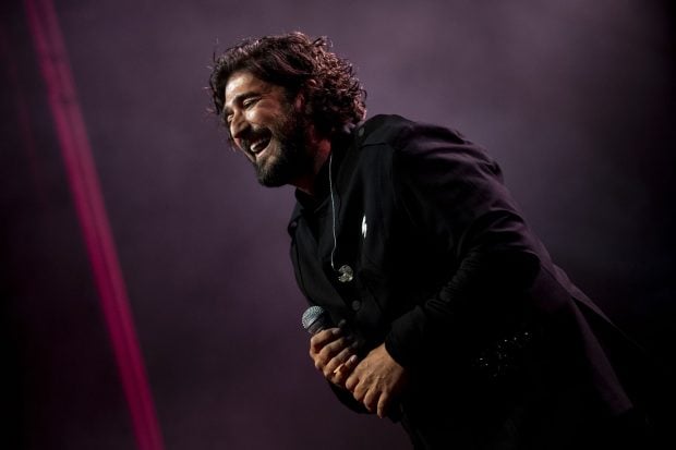 Antonio Orozco ri&eacute;ndose / Gtres