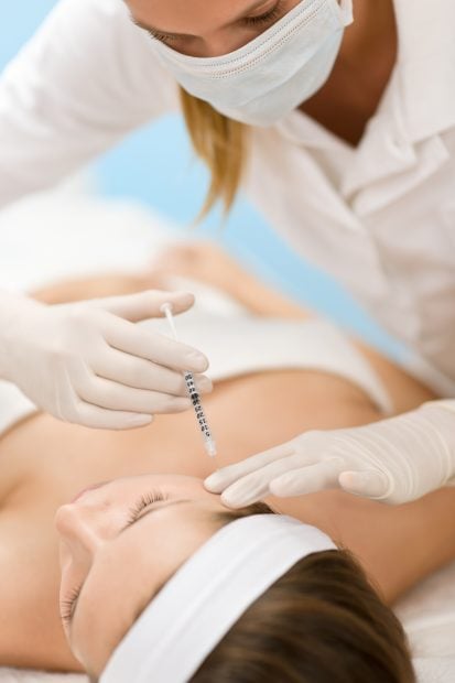 Mujer oper&aacute;ndose / Gtres