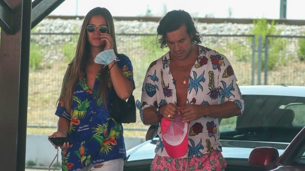 Mario Casas y Desir&eacute; Cordero haciendo la compra./Gtres