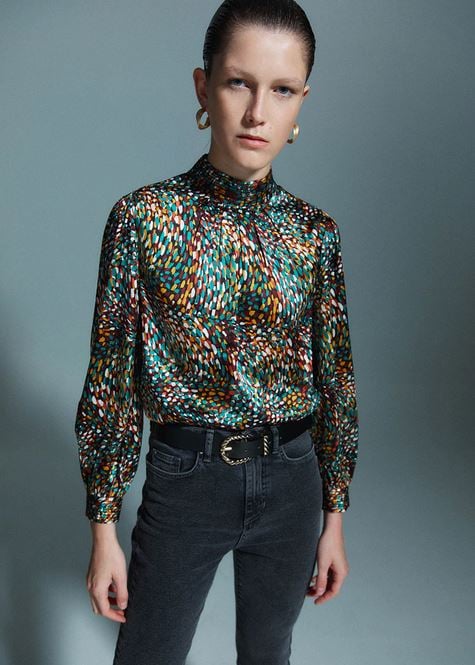 Sfera y su blusa satinada m&aacute;s colorida del momento