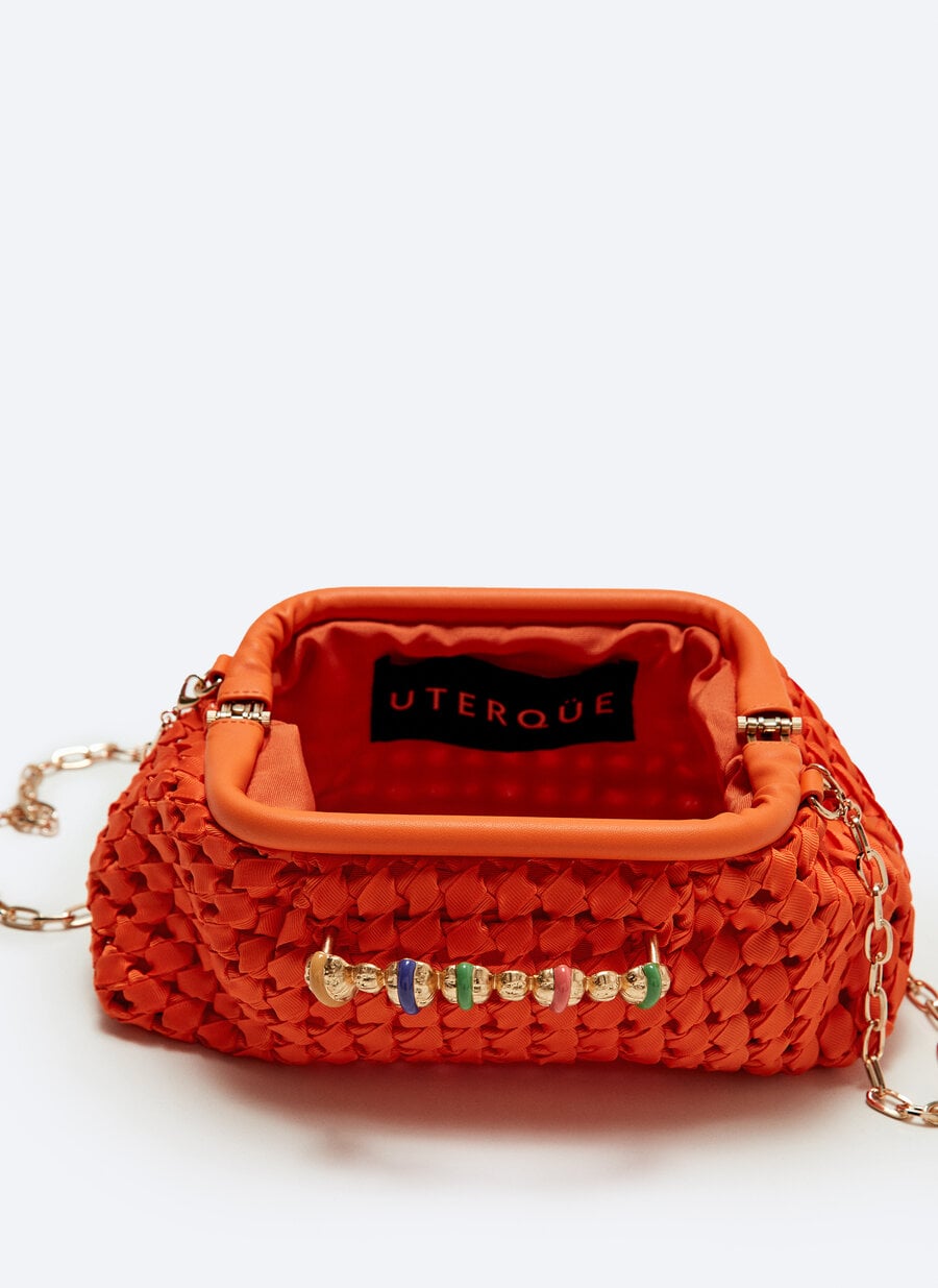 Uterq&uuml;e tiene el bolso trenzado m&aacute;s bonito de esta temporada, con &eacute;l te convertir&aacute;s en el alma de cualquier fiesta.