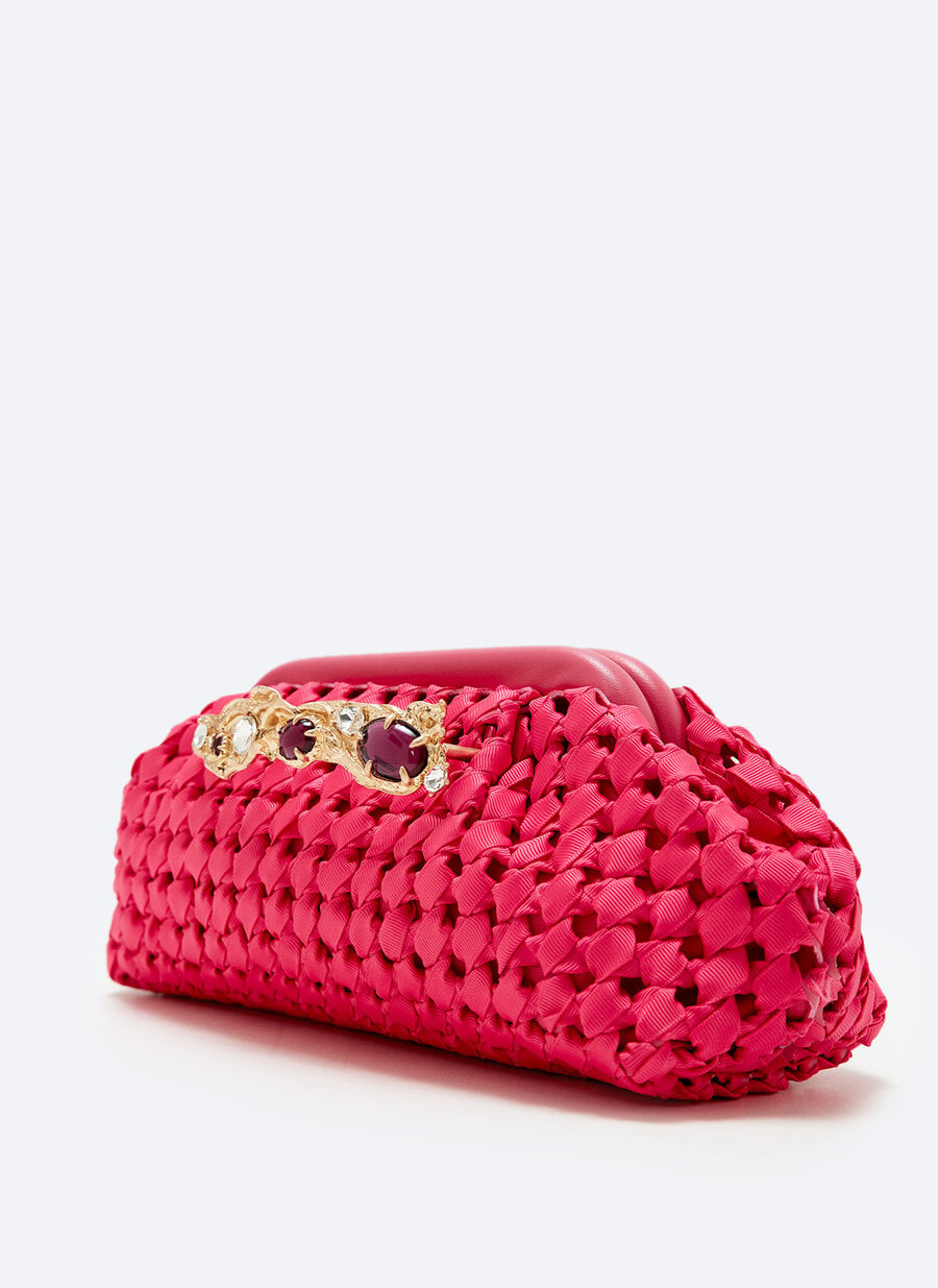Uterq&uuml;e tiene el bolso trenzado m&aacute;s bonito de esta temporada, con &eacute;l te convertir&aacute;s en el alma de cualquier fiesta.