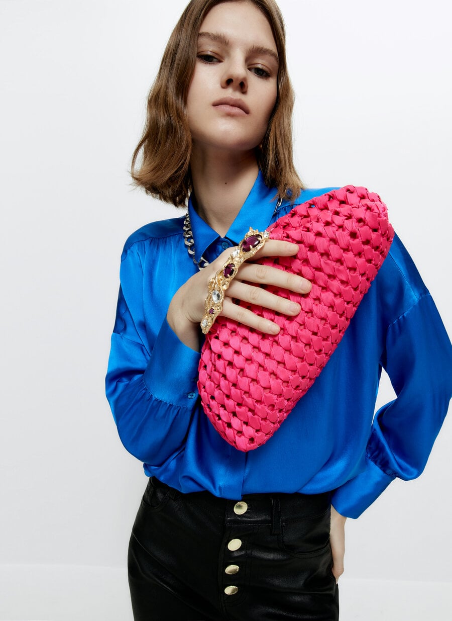 Uterq&uuml;e tiene el bolso trenzado m&aacute;s bonito de esta temporada, con &eacute;l te convertir&aacute;s en el alma de cualquier fiesta.