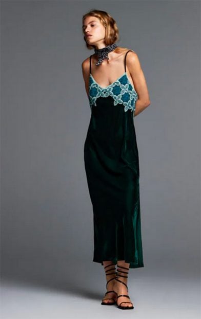 Vestido recto verde con bordados./Zara