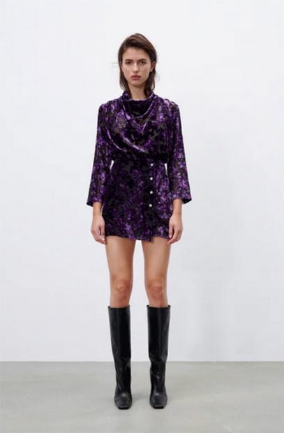 Vestido morado de Zara./Zara