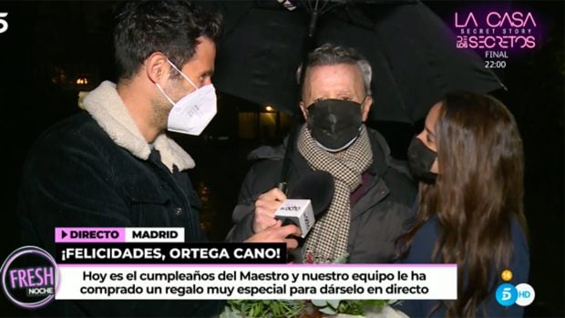 Jos&eacute; Ortega Cano recibe un regalo de 'Ya sonlas 8'./Telecinco