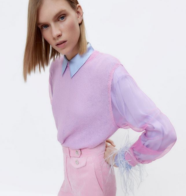 El jersey rosa que se pondr&aacute; de moda lo lleva Amelia Bono y es de Uterq&uuml;e