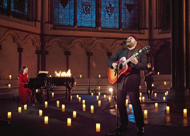 Kate Middleton y Tom Walker actuando / Gtres