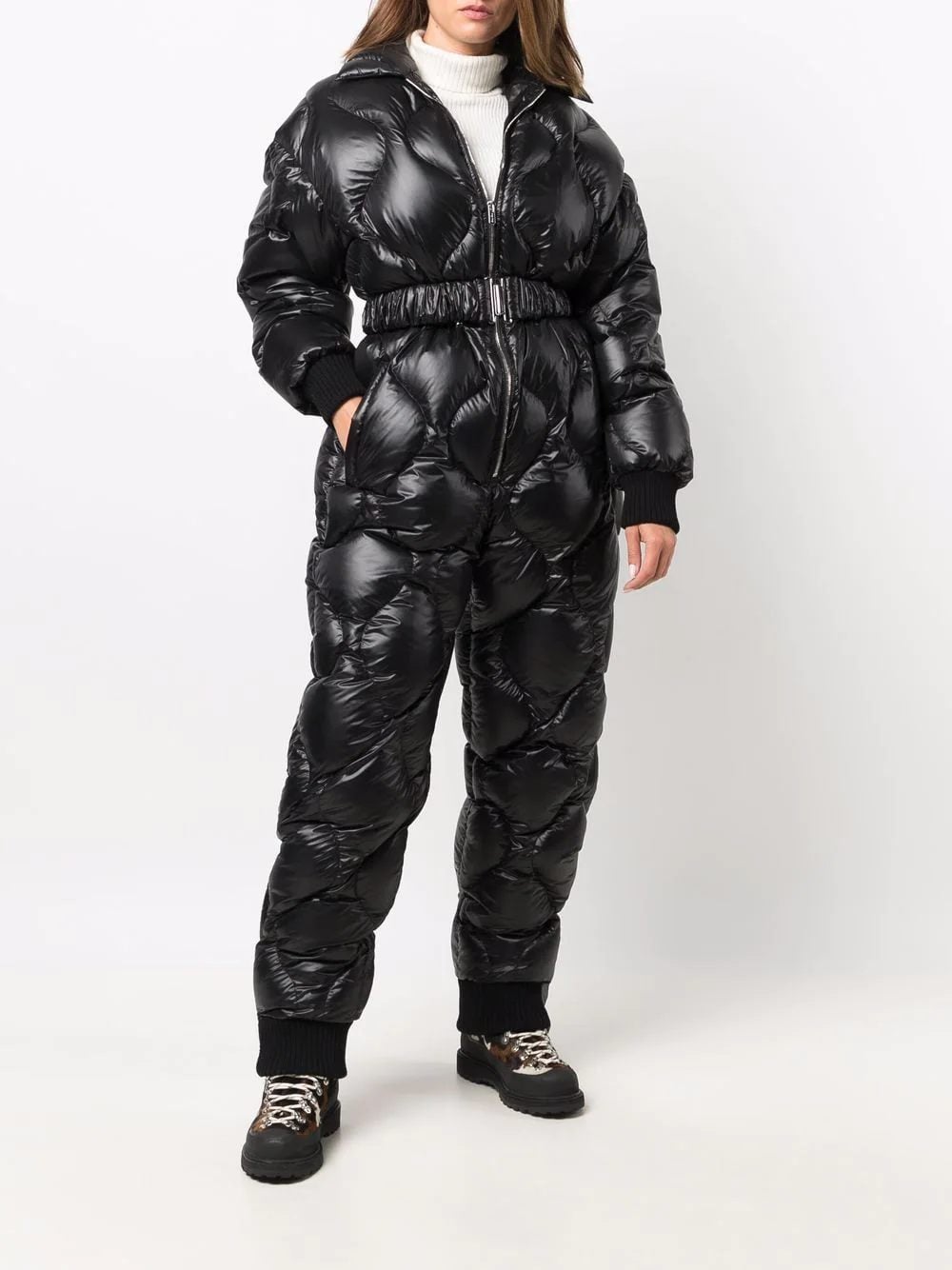 Stradivarius apuesta a lo grande con un mono para ir a la nieve que te recordar&aacute; al de Miu Miu