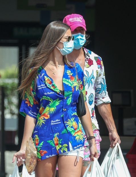 Mario Casas y Desirée Cordero andando / Gtres