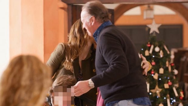 Bert&iacute;n Osborne y Fabiola abraz&aacute;ndose / Telecinco