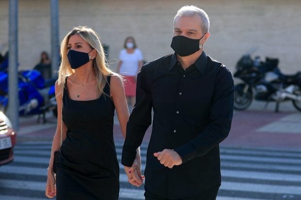 Ram&oacute;n Garc&iacute;a y Patricia Cerezo andando / Gtres