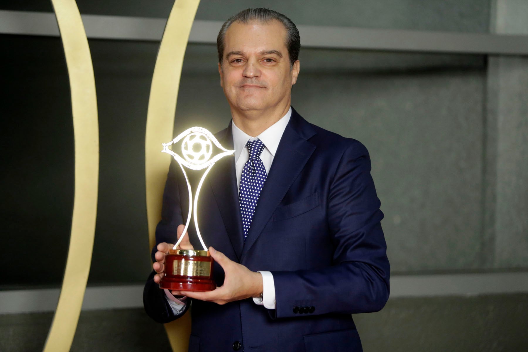 Ram&oacute;n Garc&iacute;a con un premio / Gtres