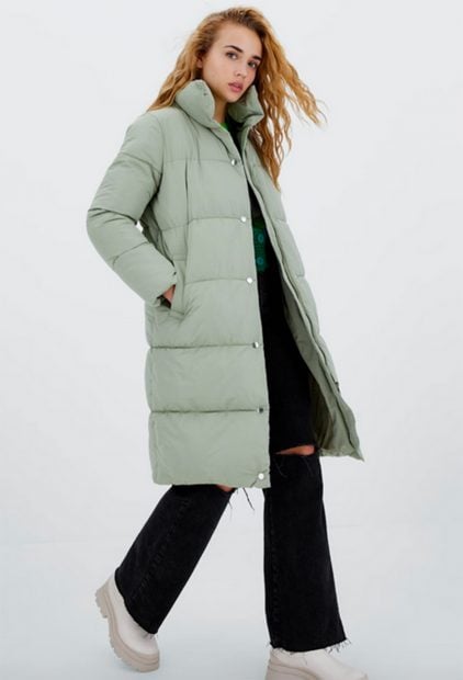 Abrigo verde pastel de Stradivarius./Stradivarius
