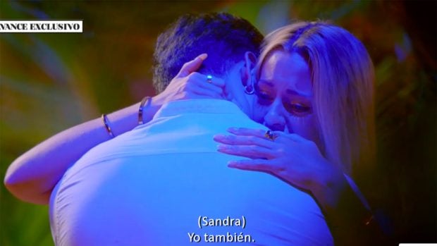 Dar&iacute;o y Sandra, abraz&aacute;ndose tras la hoguera de confrontaci&oacute;n./Cuatro