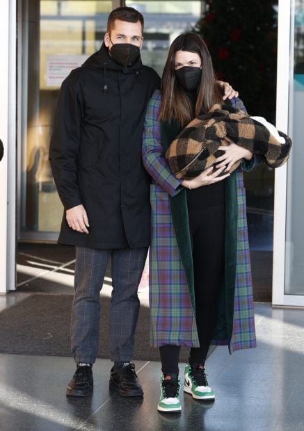 Laura Matamoros y Benji Aparicio a las puertas del hospital./Gtres