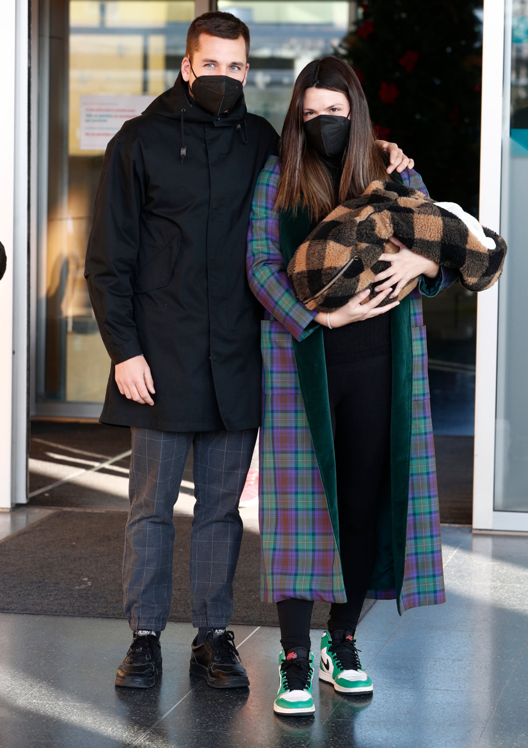 Laura Matamoros y Benji Aparicio con su hijo. (Foto: Gtres)