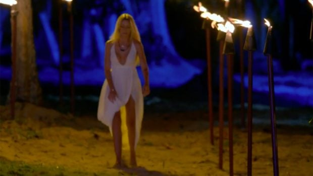 Sandra llegando a la hoguera que tiene con Dar&iacute;o./Telecinco