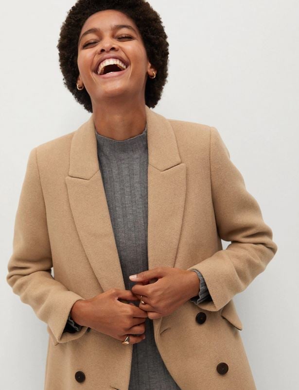 El elegante abrigo de Mango Outlet, r&eacute;cord de ventas por su descuentazo: &iexcl;corre que se agota!