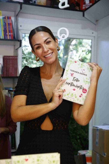 Tamara Gorro con un libro / Gtres