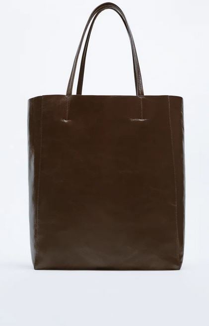 Zara tiene el bolso de piel personalizado m&aacute;s especial. Si todav&iacute;a no tienes un &iacute;tem de estas caracter&iacute;sticas en tu armario y te interesa hacerte con un bolso as&iacute;
