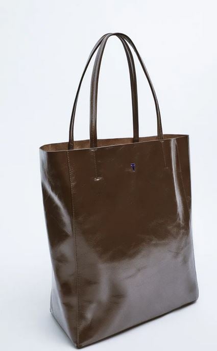 Zara tiene el bolso de piel personalizado m&aacute;s especial. Si todav&iacute;a no tienes un &iacute;tem de estas caracter&iacute;sticas en tu armario y te interesa hacerte con un bolso as&iacute;