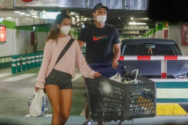 &Aacute;lex Gonz&aacute;lez y Mar&iacute;a Pedraza haciendo la compra./Gtres