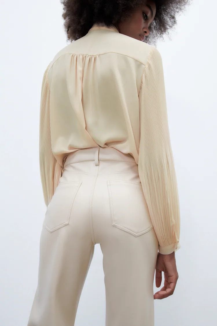 Zara tiene el pantal&oacute;n blanco de piel que triunfar&aacute; este 2022