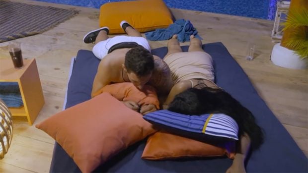 Sabela y &Aacute;lvaro en 'La isla de las tentaciones'./Telecinco