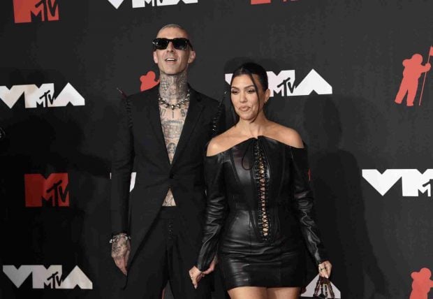 Kourtney Kardashian y Travis Barker en un 'photocall'./Gtres