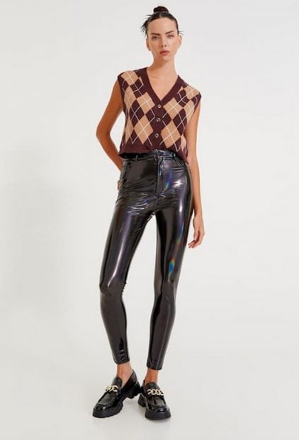 Pantalones de vinilo de Pull & Bear./Pull & Bear