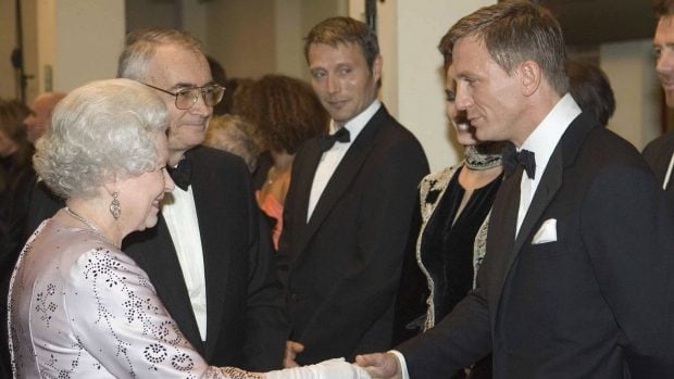 La Reina Isabel y Daniel Craig/Gtres