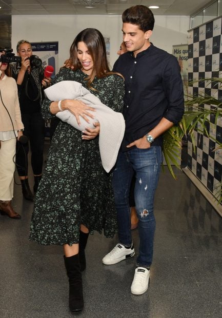 Melissa Jim&eacute;nez y Marc Bartra, sonriendo./Gtres
