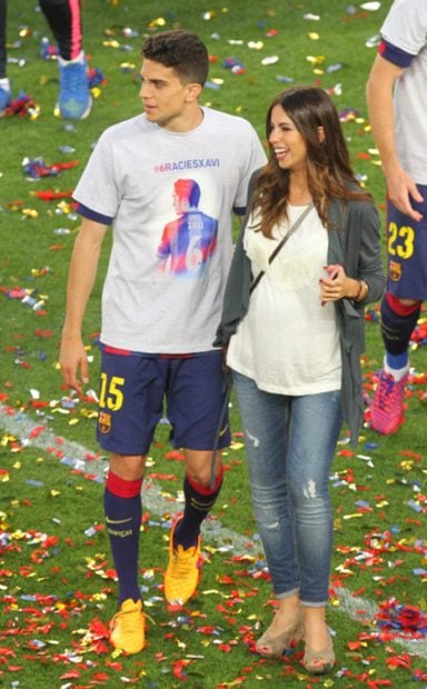 Melissa Jim&eacute;nez y Marc Bartra en el Camp Nou./Gtres