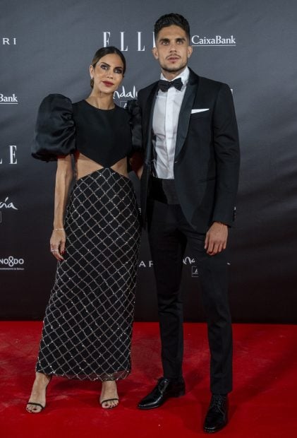 Marc Bartra y Melissa Jim&eacute;nez en un 'photocall'./Gtres