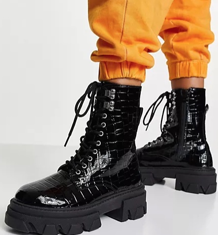Las botas negras m&aacute;s rebajadas de Asos al descubierto