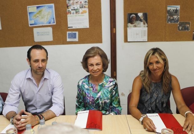 La Reina Sof&iacute;a en una reuni&oacute;n con C&aacute;ritas / Gtres