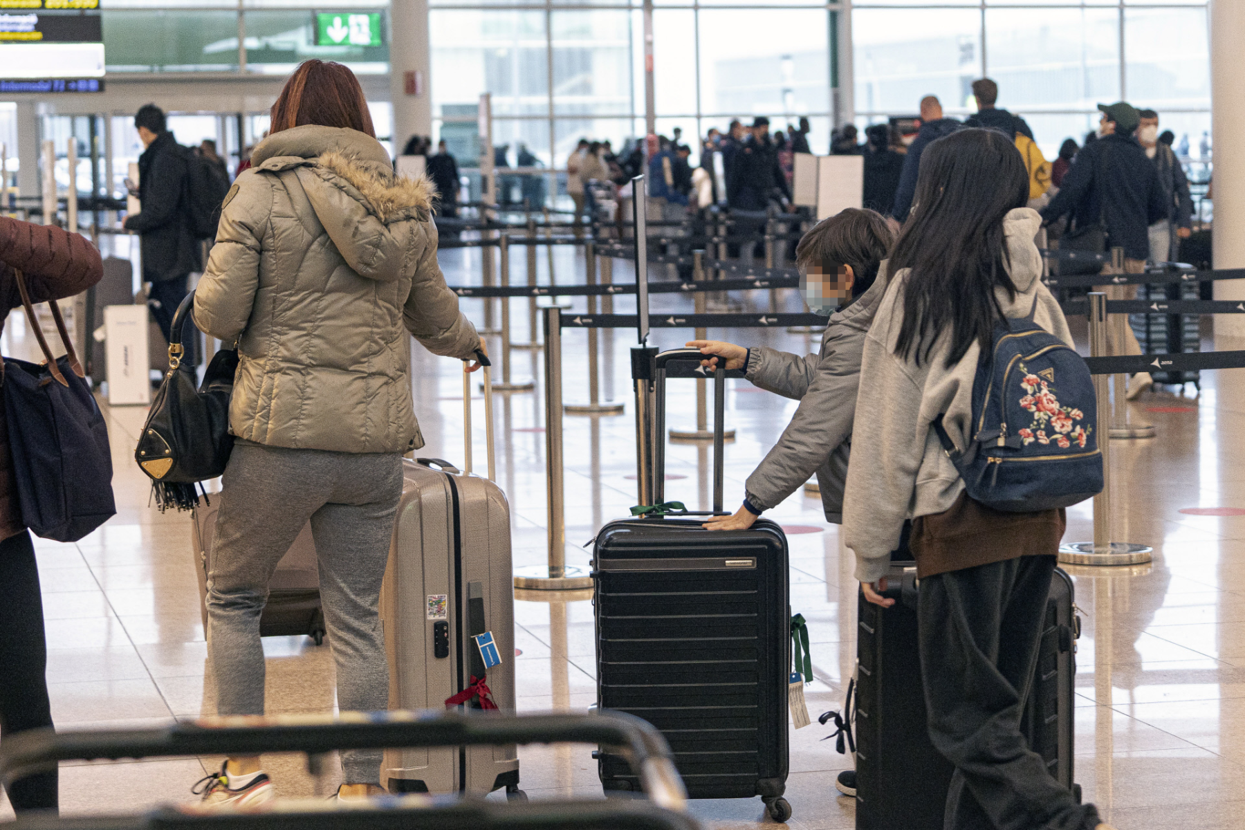 Arantxa S&aacute;nchez Vicario, en el aeropuerto junto a sus hijos. / Gtres