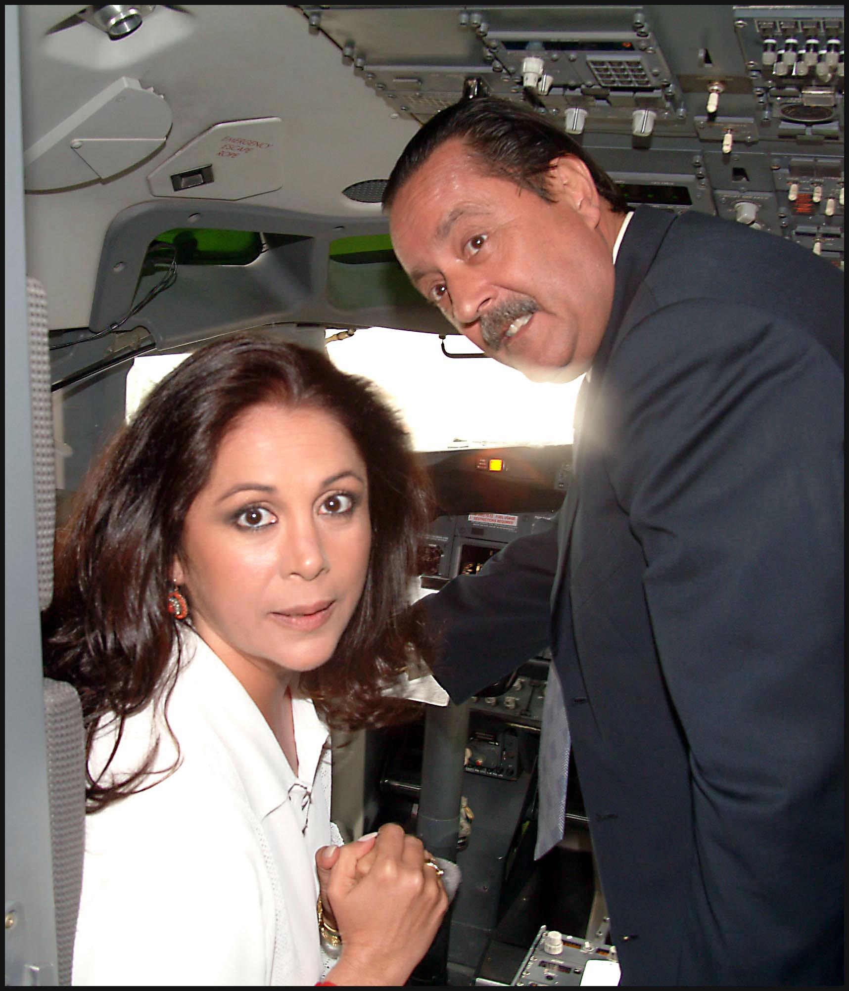 Isabel Pantoja y Juli&aacute;n Mu&ntilde;oz, en un avi&oacute;n / Gtres
