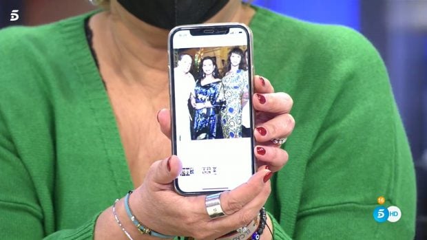 Terelu ense&ntilde;ando una imagen de Jaime Ostos / Telecinco