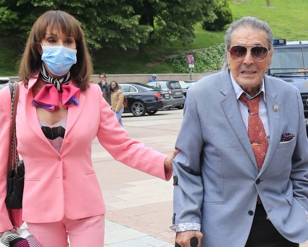 Jaime Ostos y Mar&iacute;a &Aacute;ngeles Grajal paseando / Gtres