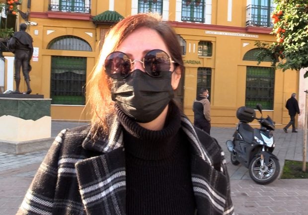 Gabriela Ostos respondiendo / Gtres