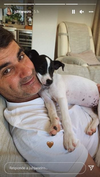 Jesul&iacute;n de Ubrique con un perro / Instagram