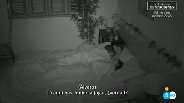 &Aacute;lvaro, Sabela y Rosana, juntos en la cama./Telecinco