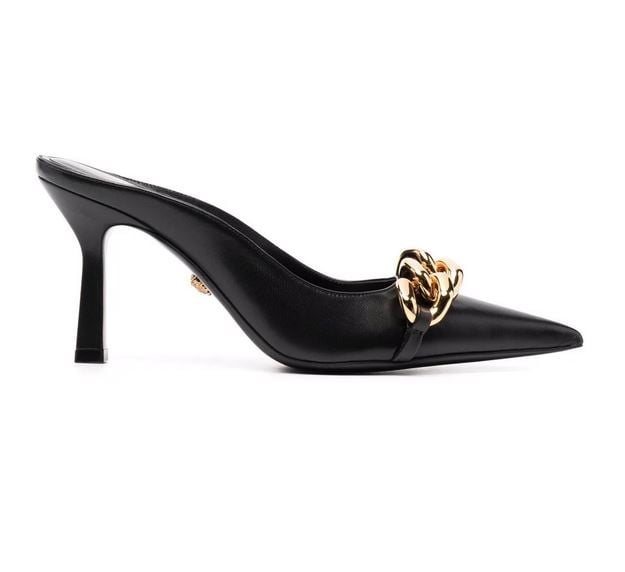 Son elegant&iacute;simos y es que te mereces estos zapatos y m&aacute;s ahora que est&aacute;n de rebajas. Los mules de Versace rebajados un 50% para apostar por un buen capricho son para ti