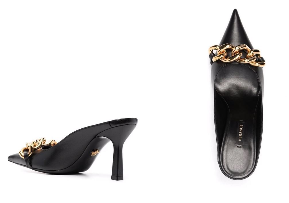 Son elegant&iacute;simos y es que te mereces estos zapatos y m&aacute;s ahora que est&aacute;n de rebajas. Los mules de Versace rebajados un 50% para apostar por un buen capricho son para ti