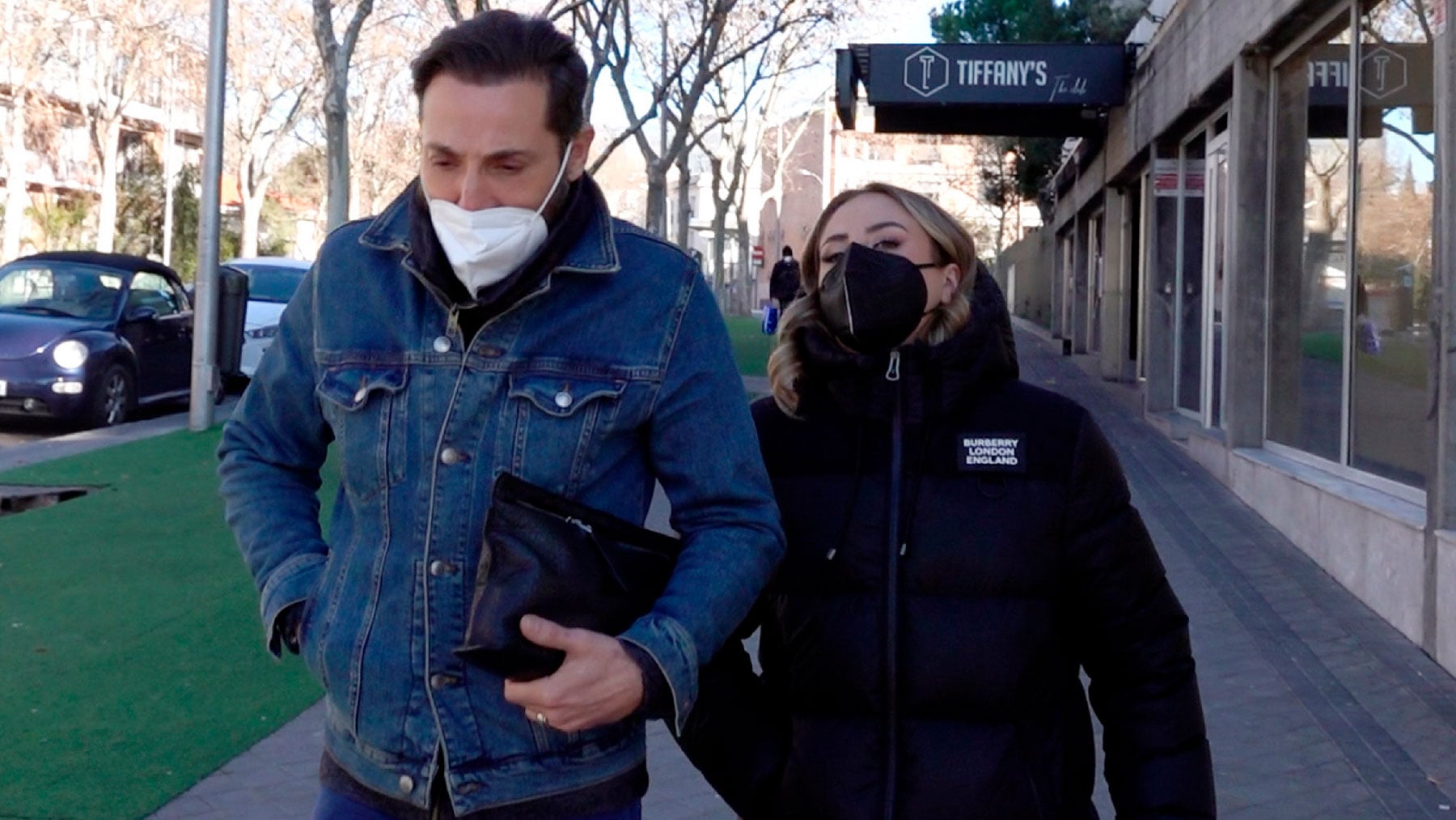 Roc&iacute;o Flores y Antonio David Flores, paseando. / Gtres