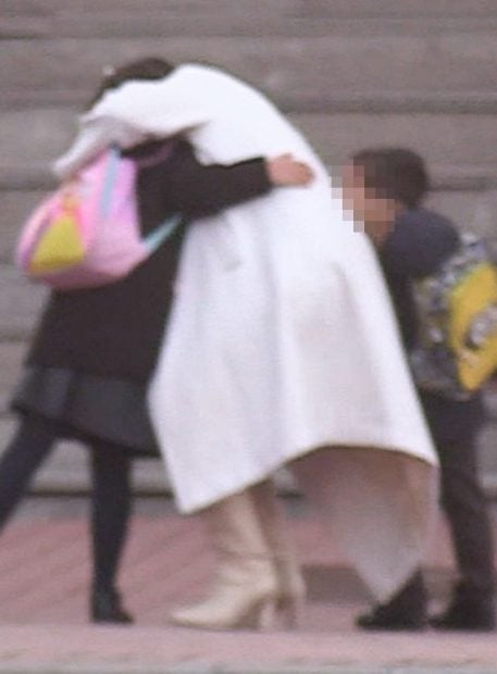 Tamara Gorro abrazando a sus hijos / Gtres