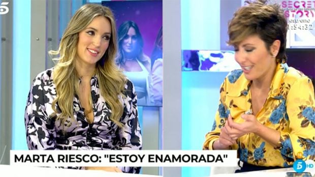 Marta Riesco y Sonsoles &Oacute;nega en 'Ya son las 8'./Telecinco